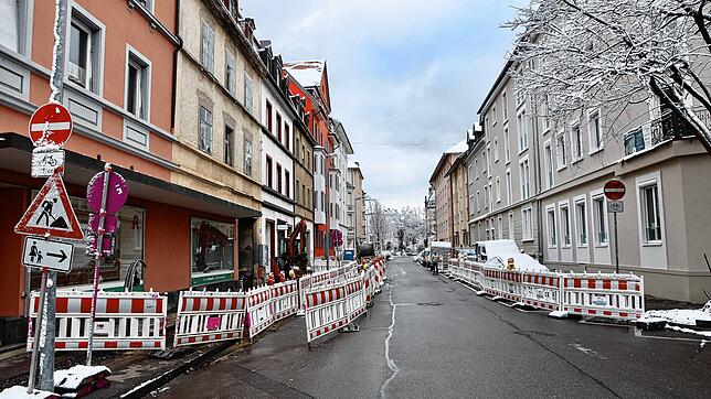 In der Markgrafenstraße in Konstanz sind momentan beide Gehwege abgesperrt. Ein Bürger versteht nicht, wieso hier so planlos abgesperrt ...