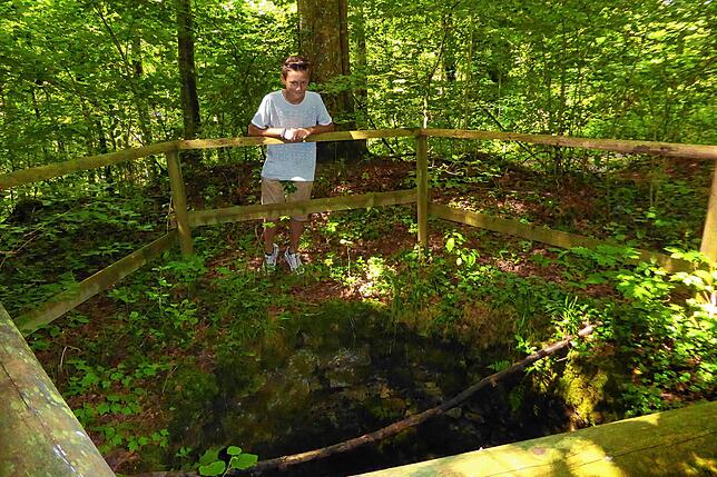Die Wolfsgrube im Stühlinger Schinderwald. Obenauf lag eine Art Falltür. Betrat sie der Wolf, fiel er nach unten – und wurde ...