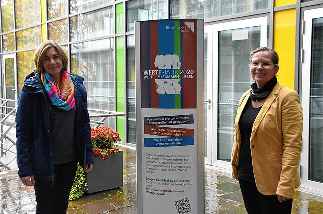 Stefanie Franosz, Leiterin der Freiwilligenagentur und Bürgermeisterin Diana Stöcker vor dem Wertejahr-Emblem.