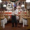 Auskehren statt Einkehren: In der Schweiz müssen Restaurants und Kneipen nun schließen. Hier ein Bild aus Davos: Dort wurde diese ...