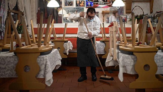 Auskehren statt Einkehren: In der Schweiz müssen Restaurants und Kneipen nun schließen. Hier ein Bild aus Davos: Dort wurde diese ...