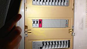 Bei einem Stromausfall geht ein erster Weg häufig zum Sicherungskasten (Symbolbild). In Engen ist es am Neujahrstag gegen 18 Uhr zu ...