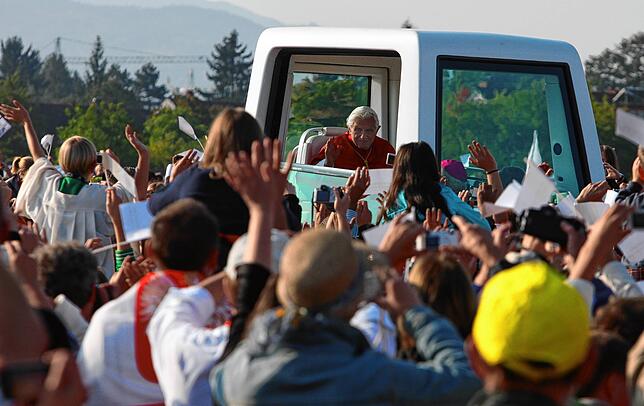 In der Nähe des Freiburger Flugplatzes fand die abendliche Vigil (im Bild) sowie der Gottesdienst am Sonntag statt. Der Papst fuhr mit ...