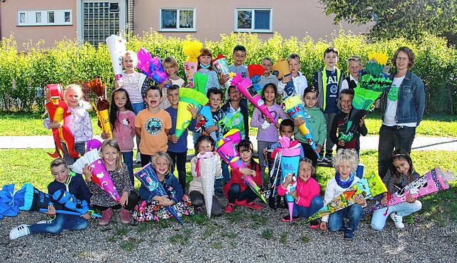 Die Erstklässler der Hebelschule in Rielasingen-Arlen mit ihrer Klassenlehrerin Eva Botta beim ersten Klassenfoto.