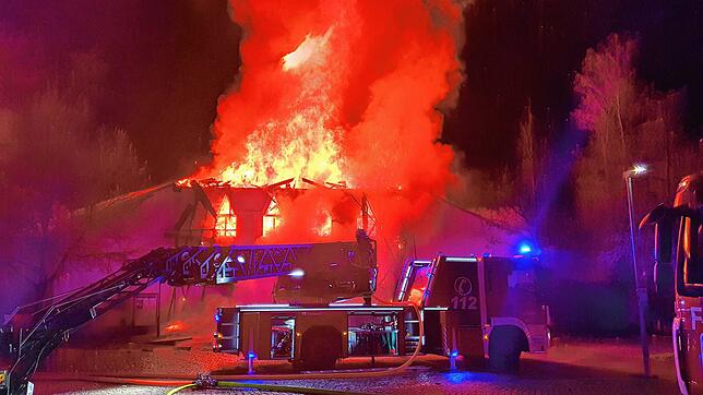 Im November 2020 stand die Scheffelhalle in Singen in Vollbrand. Trotz eines mehrstündigen Einsatzes der Feuerwehr konnte das ...