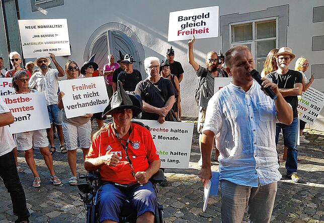 Frank Hinkelmann (mit Mikrofon) hat schon mehrfach Veranstaltungen angemeldet, mit denen die Corona-Politik kritisiert wurde.