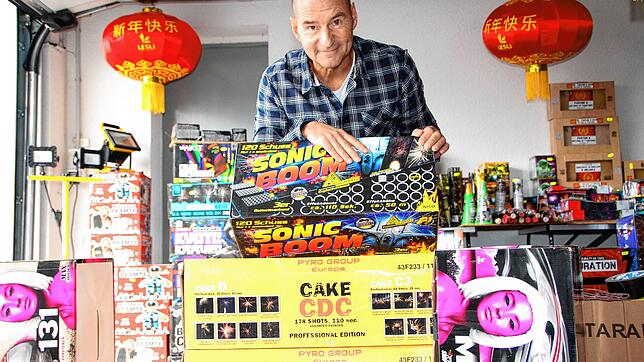 Der Markdorfer Bernd Raidl, seit 2007 staatlich geprüfter Pyrotechniker, zeigt Feuerwerktrends: sogenannte Batterien. Die Gebrauchs- und ...