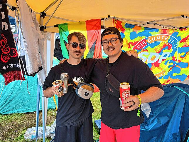 Bei Maurice und Trung aus Stuttgart folgt auf den Kaffee direkt das Frühstücksbier.