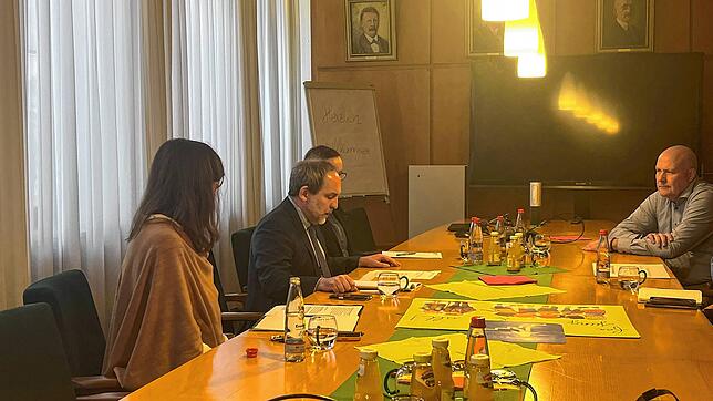 Simon Blümcke, Oberbürgermeister von Friedrichshafen, erklärt der Fischbacher-Runde, wieso die Bahnunterführung nicht möglich ist.