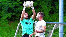 Fänger im Einsatz: Moritz Pfeifer (hier beim gewonnenen Wehratalpokal-Finale 2024 gegen Fabian Schmidt von der SG FC Wehr/Brennet) ist ...