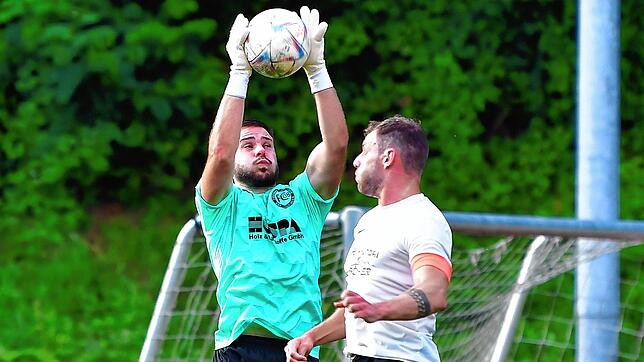 Fänger im Einsatz: Moritz Pfeifer (hier beim gewonnenen Wehratalpokal-Finale 2024 gegen Fabian Schmidt von der SG FC Wehr/Brennet) ist ...
