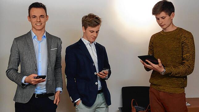 Software-Experte Richard Braun beriet im letzten Jahr die Jugendgemeinderäte Victor Kliewer und Espen Rechtsteiner (von links) in Sachen ...