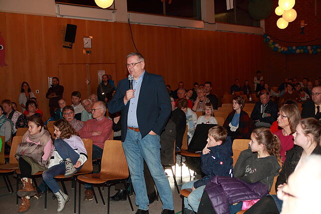Gerhard Graf, der Vorsitzende des Fördervereins Aqualino ergreift zum Ende der Sitzung das Wort. Er sagt die aktive Mitarbeit des ...