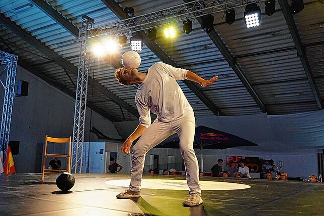 Im Finale der Freestyle-WM in Prag zeigt Patrick Bäurer aus Hondingen sein ganzes Können am Ball. Bild: Chris Bröker