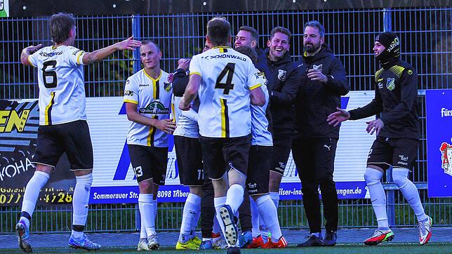 Schönwälder Jubel. Der FC Schönwald gewann das Gipfeltreffen gegen den FV/DJK St. Georgen.