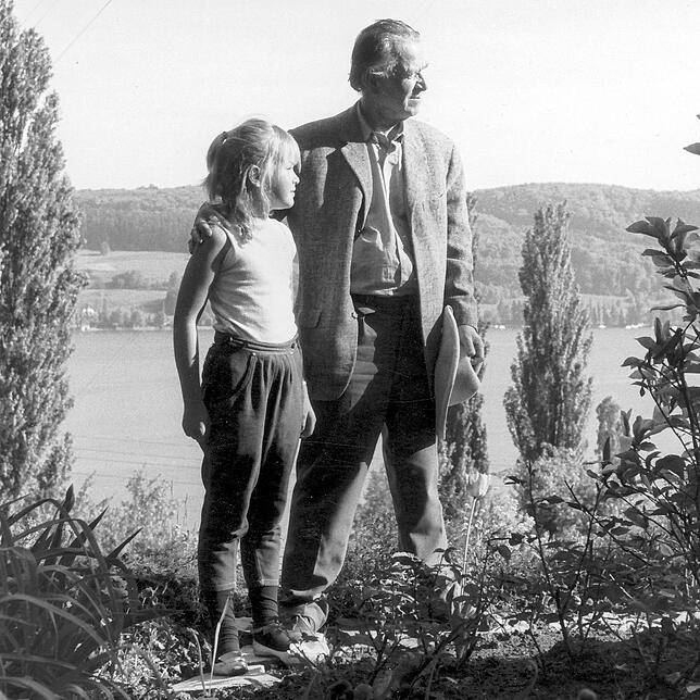 Otto Dix mit Enkelin Bettina in Hemmenhofen, von Lotte Eckener aufgenommen.