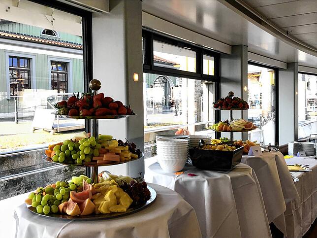 Auch Obst gehört zum Buffet auf dem Boot der Weißen Flotte.