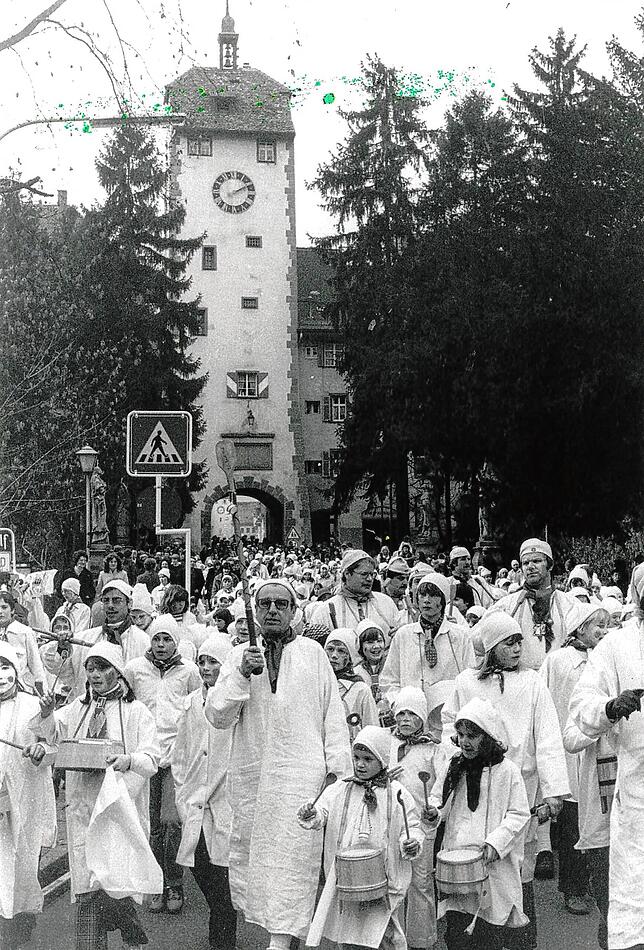 Geltentrommlerumzug in den 80er Jahren vor dem Tor, zu sehen im Vordergrund Oskar Bornhauser