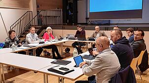 Der Gemeinderat von Aach tagt derzeit wegen des Umbaus des Rathauses im neuen Vereinsheim. Die Räte beschäftigen sich hier mit den ...