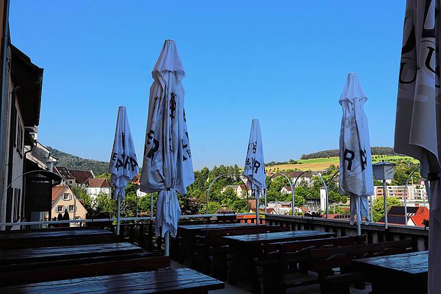Von der Terrasse aus haben die Gäste einen Blick über Engen und den Hegau.