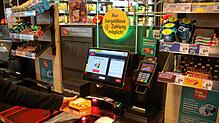 Selbstscannerkassen wie hier bei Rewe in Donaueschingen werden immer beliebter. Doch locken sie eigentlich mehr Diebe an und was können ...