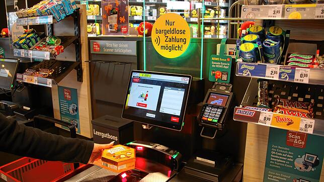 Selbstscannerkassen wie hier bei Rewe in Donaueschingen werden immer beliebter. Doch locken sie eigentlich mehr Diebe an und was können ...