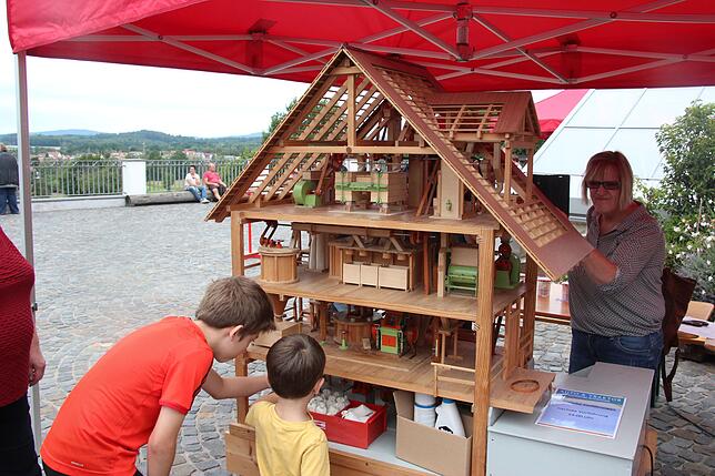 Anhand einer maßstabsgetreu nachgebauten Mühle erfuhren die Gäste, wie die Arbeit in einer solchen aussieht.