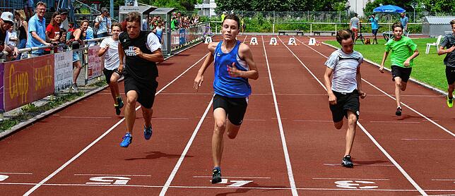 Spitze: Luan Kummle (Mitte) beim Sprint im Langensteinstadion Tiengen bei den Bezirksmeisterschaften im vergangenen Sommer.