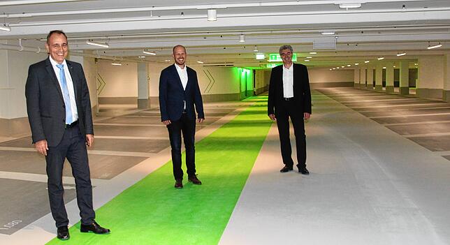 Im Jahr 2021 eröffnete das neue Parkhaus im GZH. Weitere Sanierungen sollen folgen. Auf dem Bild von links zu sehen: Bürgermeister ...