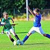 Ein E-Jugendspieler von Nordstern Radolfzell (grünes Trikots) und im Duell mit einem Kicker des SV Volkertshausen.