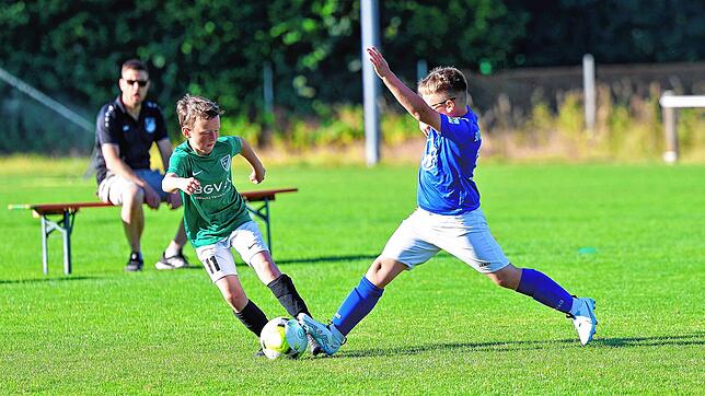 Ein E-Jugendspieler von Nordstern Radolfzell (grünes Trikots) und im Duell mit einem Kicker des SV Volkertshausen.