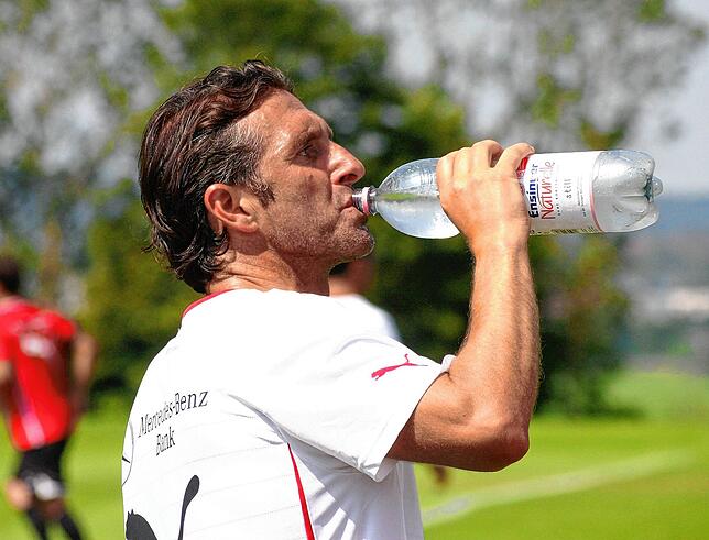 Bruno Labbadia bei einer Trinkpause. Er ist 2013 Trainer beim VfB Stuttgart.