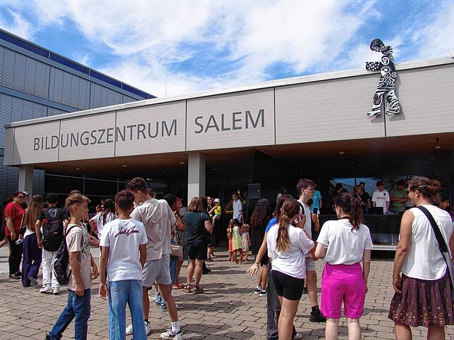 Schüler, Lehrkräfte, Eltern und Ehemalige strömen zum Schulfest.