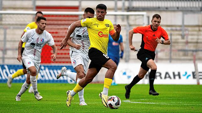Der FC 08 Villingen (Nico Tadic am Ball) ist mit dem 1:1 bei der SG Barockstadt Fulda-Lehnerz erfolgreich in die Regionalliga gestartet. ...