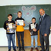 Realschulrektor Egon Bäurer gratuliert dem neuen Lesekönig Nils Krause-Sittnick, über Buchpreise und eine Urkunde freuen sich David ...