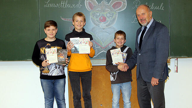 Realschulrektor Egon Bäurer gratuliert dem neuen Lesekönig Nils Krause-Sittnick, über Buchpreise und eine Urkunde freuen sich David ...