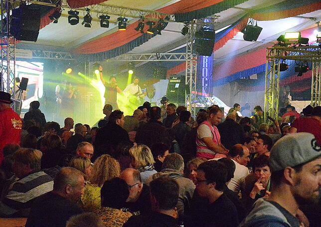 Im vollen Festzelt feiert das Partyvolk bis in die frühen Morgenstunden. Für die gute Stimmung ist in diesem Jahr die Band Edelrock ...