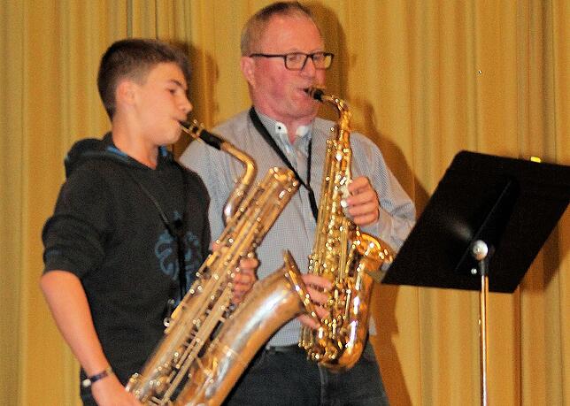 Nevio Celar hat seit fünf Jahren Saxofonunterricht. Er interpretierte zusammen mit Michael Jerg hinreißend den „Blues for Mum and ...