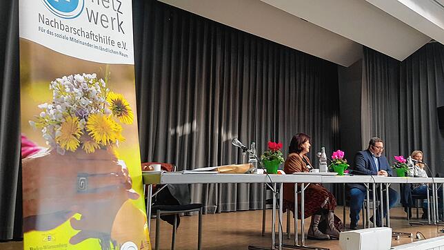 Der Mooser Bürgermeister Patrick Krauss begrüßt die Mitglieder des Netzwerks Nachbarschaftshilfe im Bürgerhaus.