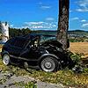 Ein 23-Jähriger kracht zwischen Leuggern und Böttstein im Kanton Aargau mit seinem Auto mit voller Wucht in einen Baum.
