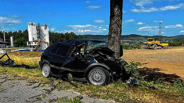 Ein 23-Jähriger kracht zwischen Leuggern und Böttstein im Kanton Aargau mit seinem Auto mit voller Wucht in einen Baum.