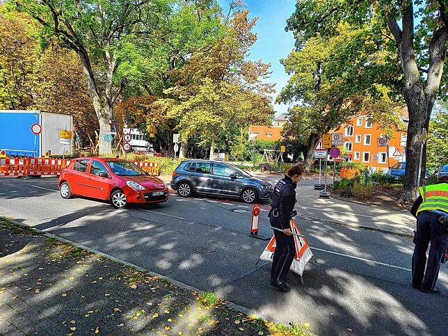 Die Polizeibeamten sind eigentlich wegen eines steckengebliebenen Lastwagens vor Ort, übernehmen dann aber kurzzeitig die ...
