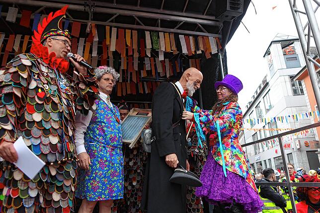 Bild 14: Schmotziger Dunschtig 2024: Mäschgerle aller Generationen feiern auf der Marktstätte