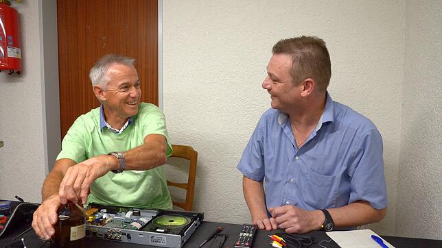 Erfolgserlebnis: Die Laser-Linsen sind mittels Isopropanol (Alkohol) und Wattestäbchen gereinigt. Der Player spielt die CD ab. Es folgt ...