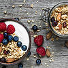 Ein gesundes Frühstück: Müsli mit Nüssen, Joghurt und möglichst ohne Zucker, dafür mit viel Obst.