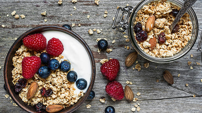 Ein gesundes Frühstück: Müsli mit Nüssen, Joghurt und möglichst ohne Zucker, dafür mit viel Obst.