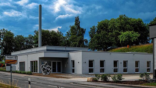 Äußerlich ist das Krematorium bereits fertiggestellt. Derzeit wird die Verbrennungsanlage gebaut.