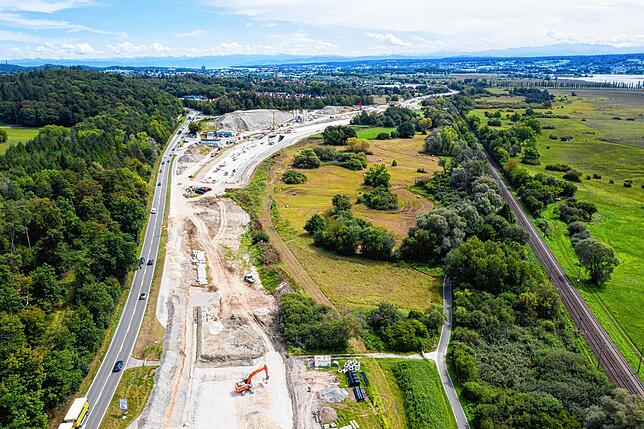 Hier endet der Tunneltrog im Westen: Es wird bereits am Straßenanschluss gebaut.