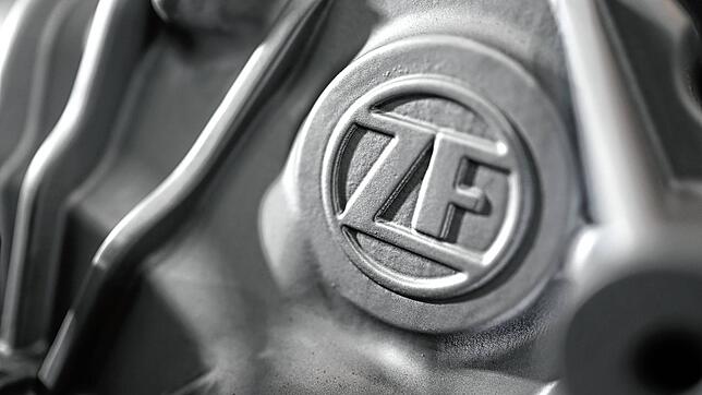 Das Logo der ZF Friedrichshafen AG ist auf einem Elektromotor des Automobilzulieferers zu sehen. Nur noch rund ein Viertel der Umsätze ...