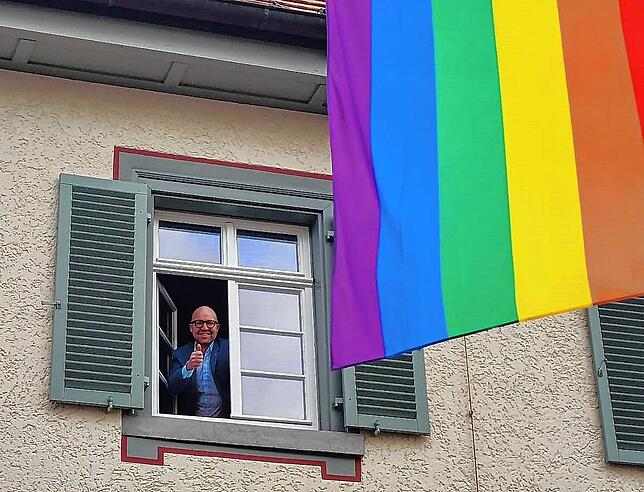 Sipplingens Bürgermeister Oliver Gortat ist stolz darauf, dass vor seinem Rathaus die Regenbogenflagge weht.